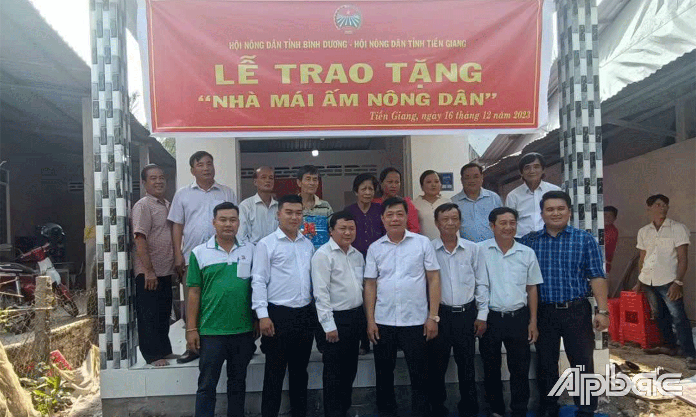 Trao nhà mái ấm nông dân.