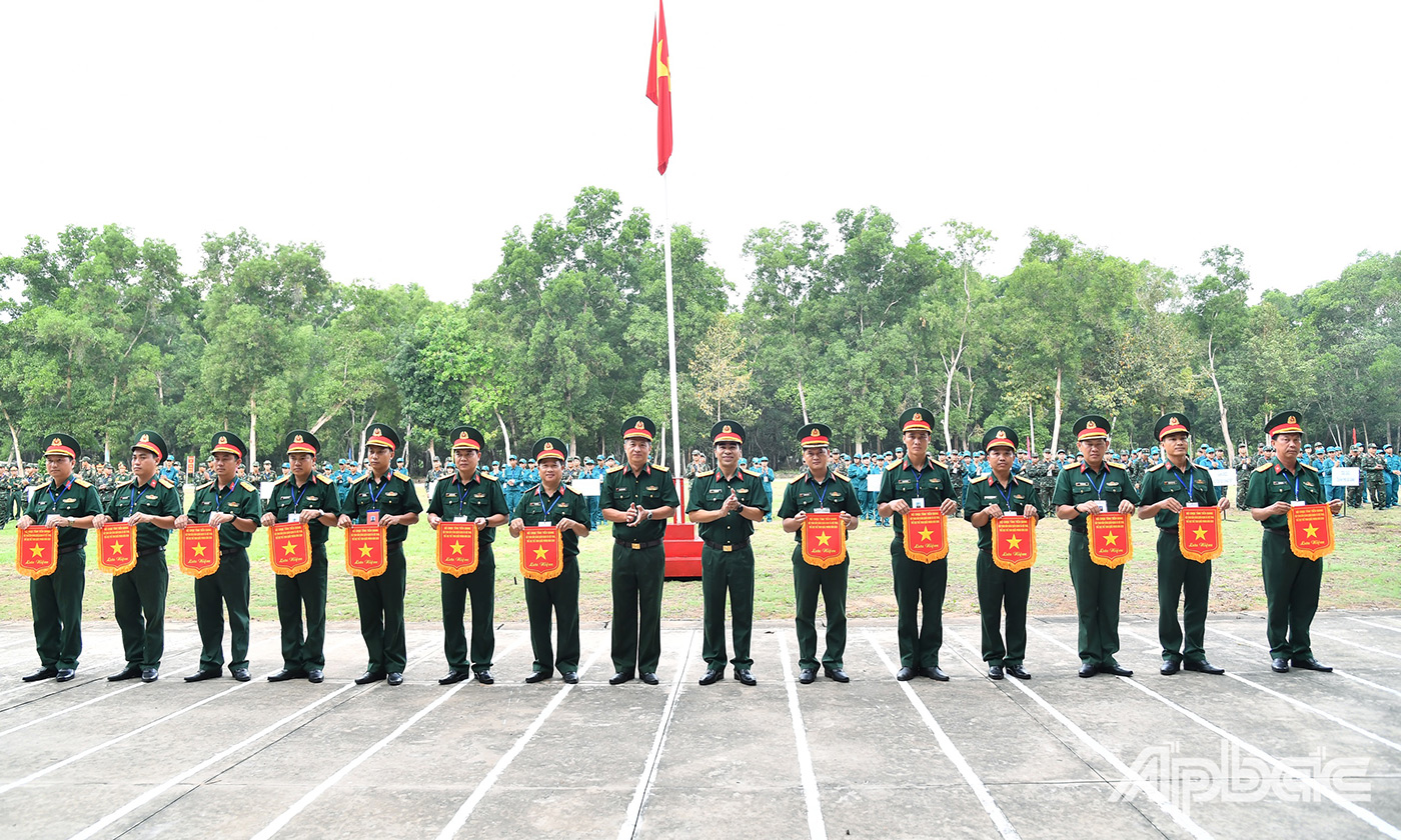 Đại tá Võ Văn Năng, Phó Chỉ huy trưởng Bộ CHQS tỉnh Tiền Giang và Thượng tá Phan Xuân Nguyên, Phó Trưởng Phòng Quân báo Quân khu 9 tặng Cờ lưu niệm cho các đơn vị.