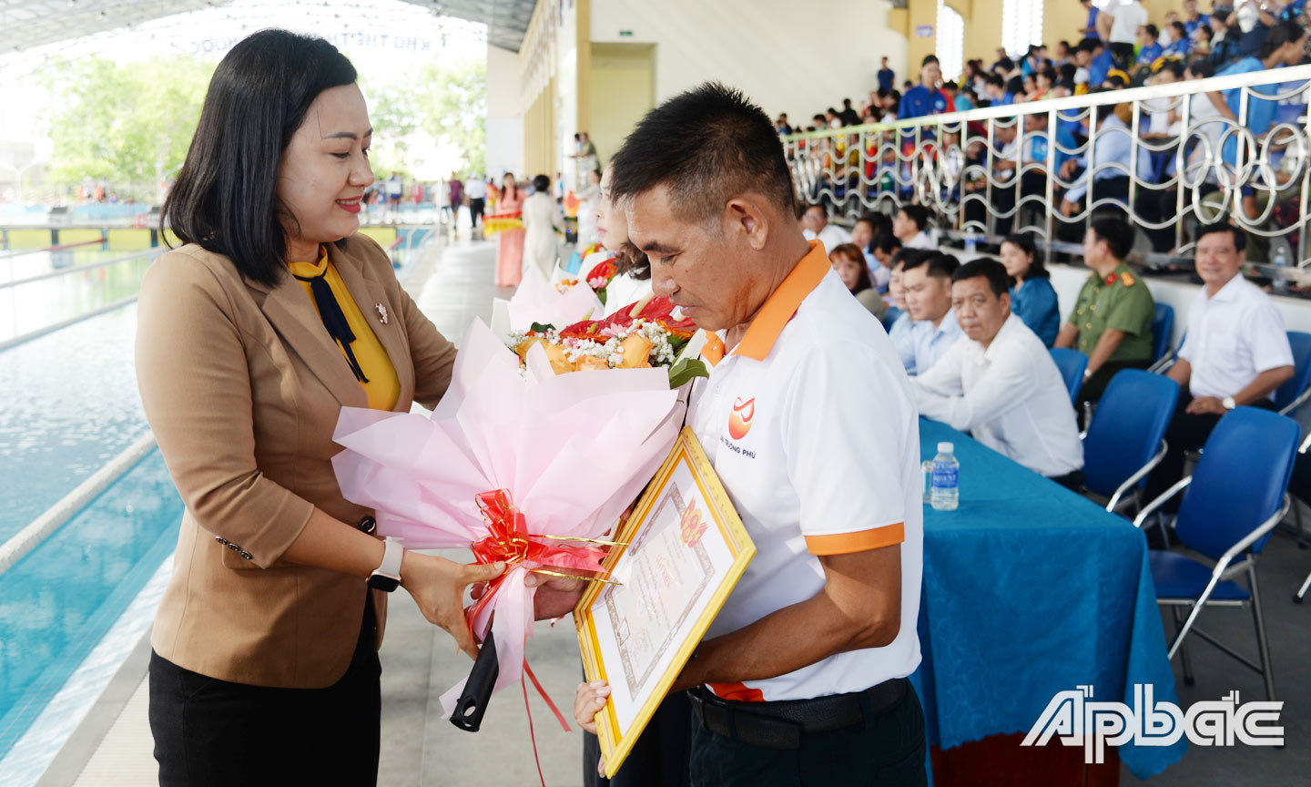 Công tác xã hội hóa thể thao luôn được Sở VHTT&DL chú trọng thực hiện trong thời gian qua (trong ảnh: Phó Giám đốc Sở VHTT&DL Nguyễn Thị Kim Chi tặng hoa và Thư cảm ơn đến các đơn vị, doanh nghiệp tài trợ cho giải đấu.