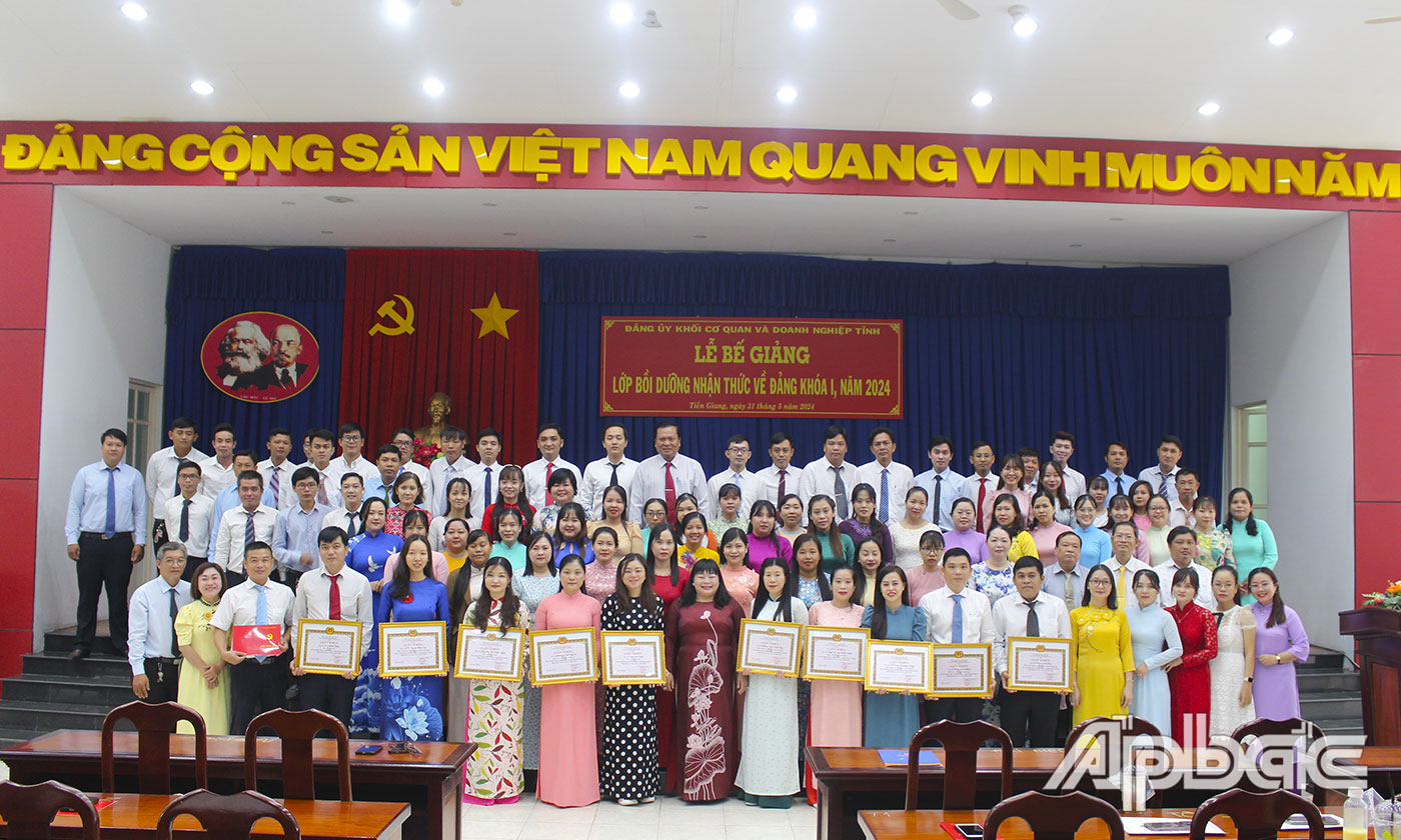 Đại biểu cùng học viên Lớp bồi dưỡng nhận thức về Đảng khóa I, năm 2024 chụp ảnh lưu niệm. 