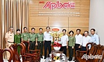 Lãnh đạo Công an tỉnh Tiền Giang chúc mừng các cơ quan báo chí nhân dịp 21-6