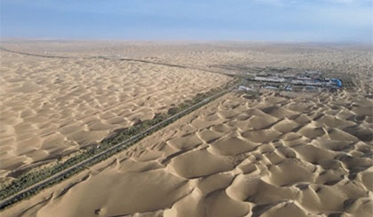 Cao tốc xuyên sa mạc lớn nhất Trung Quốc cung cấp điện sạch