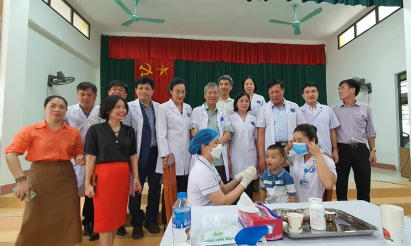 Đoàn công tác của Bộ Y tế kiểm tra việc tổ chức triển khai chiến dịch bổ sung Vitamin A tại Trạm y tế xã Hợp Phong