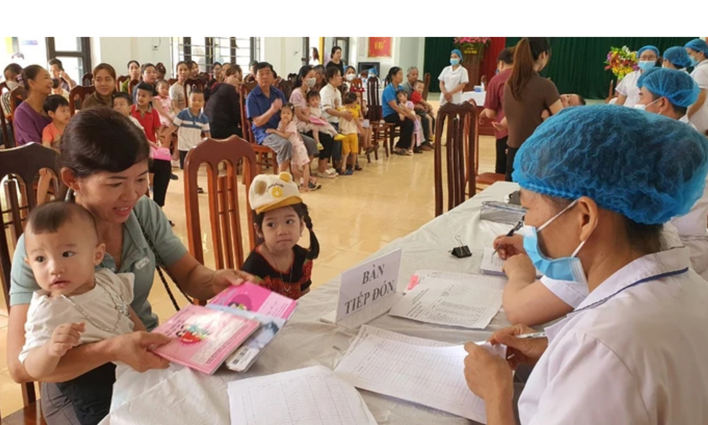 Công tác tiếp đón trẻ trong độ tuổi đến bổ sung Vitamin A tại Trạm y tế xã Hợp Phong