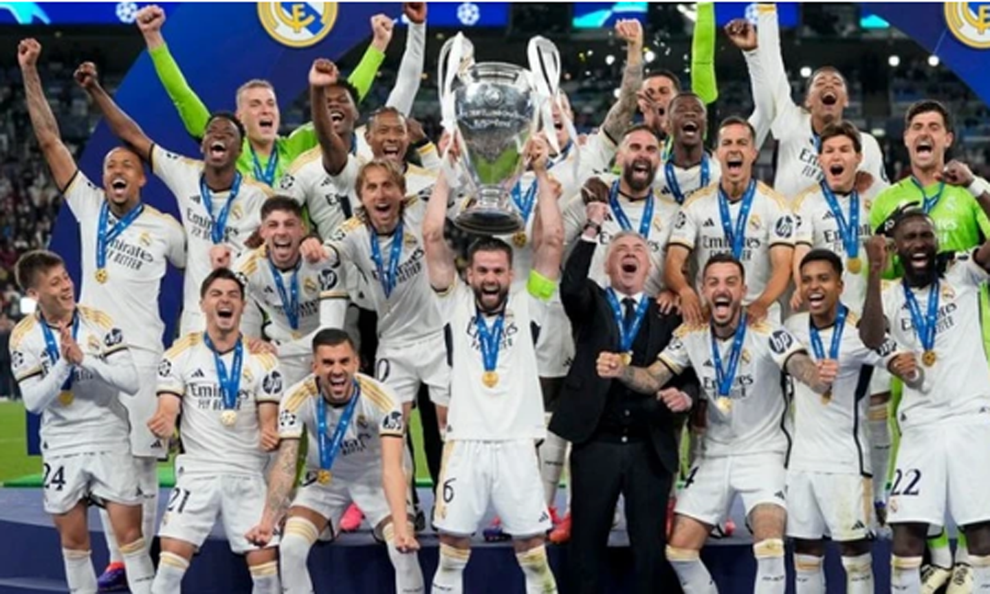 Real Madrid đã nâng cao chiếc cúp C1/Champions League lần thứ 15 kỷ lục.