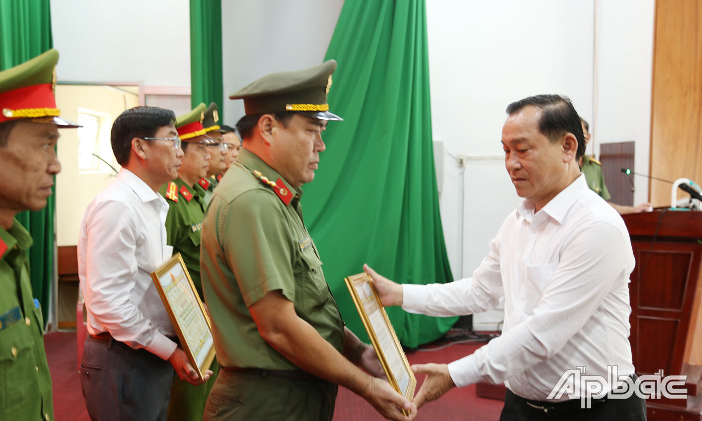 Đồng chí Nguyễn Văn Vĩnh trao tặng Bằng khen cho các tập thể, cá nhân đạt thành tích xuất sắc qua 10 năm triển khai thực hiện Nghị định 06 của Chính phủ về biện pháp vận động quần chúng bảo vệ an ninh quốc gia, giữ gìn TTATXH.