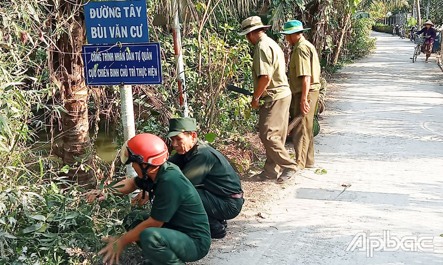 CCB xã Tân Hội tham gia dọn vệ sinh môi trường đường Tây  Bùi Văn Cư, ấp Tân Hiệp.