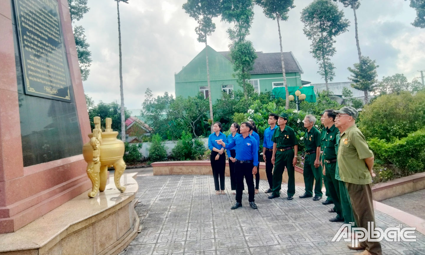  Cựu chiến binh, đoàn viên ôn lại truyền thống vẻ vang tại Khu di tích lịch sử Chiến thắng Cổ Cò, xã An Thái Đông, huyện Cái Bè. 