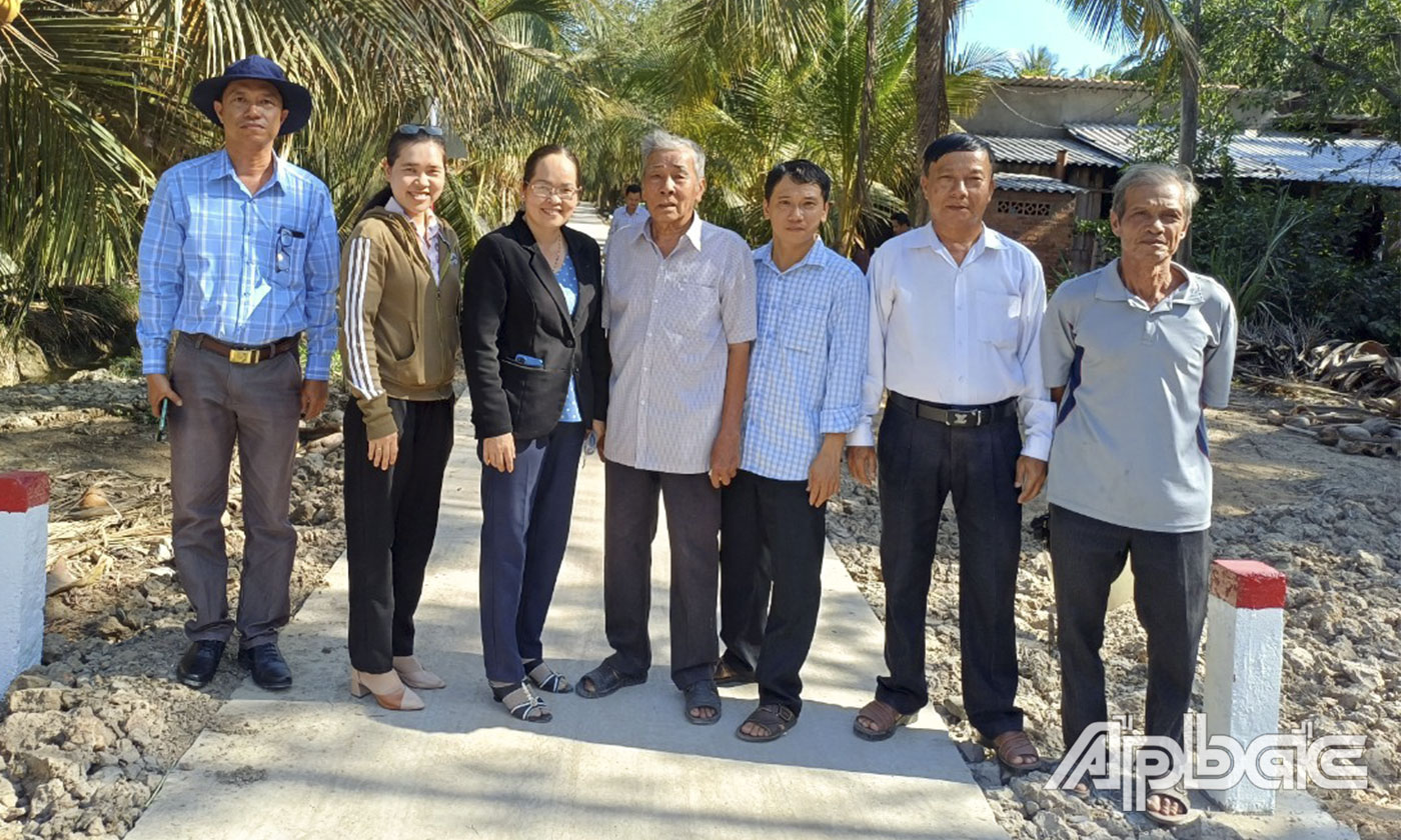 Hoàng anh đứng thứ 3 từ phải qua cùng lãnh đạo xã, ấp nghiệm thu đường dal Tổ 3 ấp An Thọ