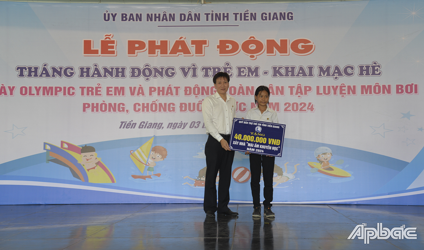 Lãnh đạo Công ty Bảo Việt nhân thọ Tiền Giang trao bảng tượng trưng mái ấm khuyến học cho học sinh khó khăn về nhà ở