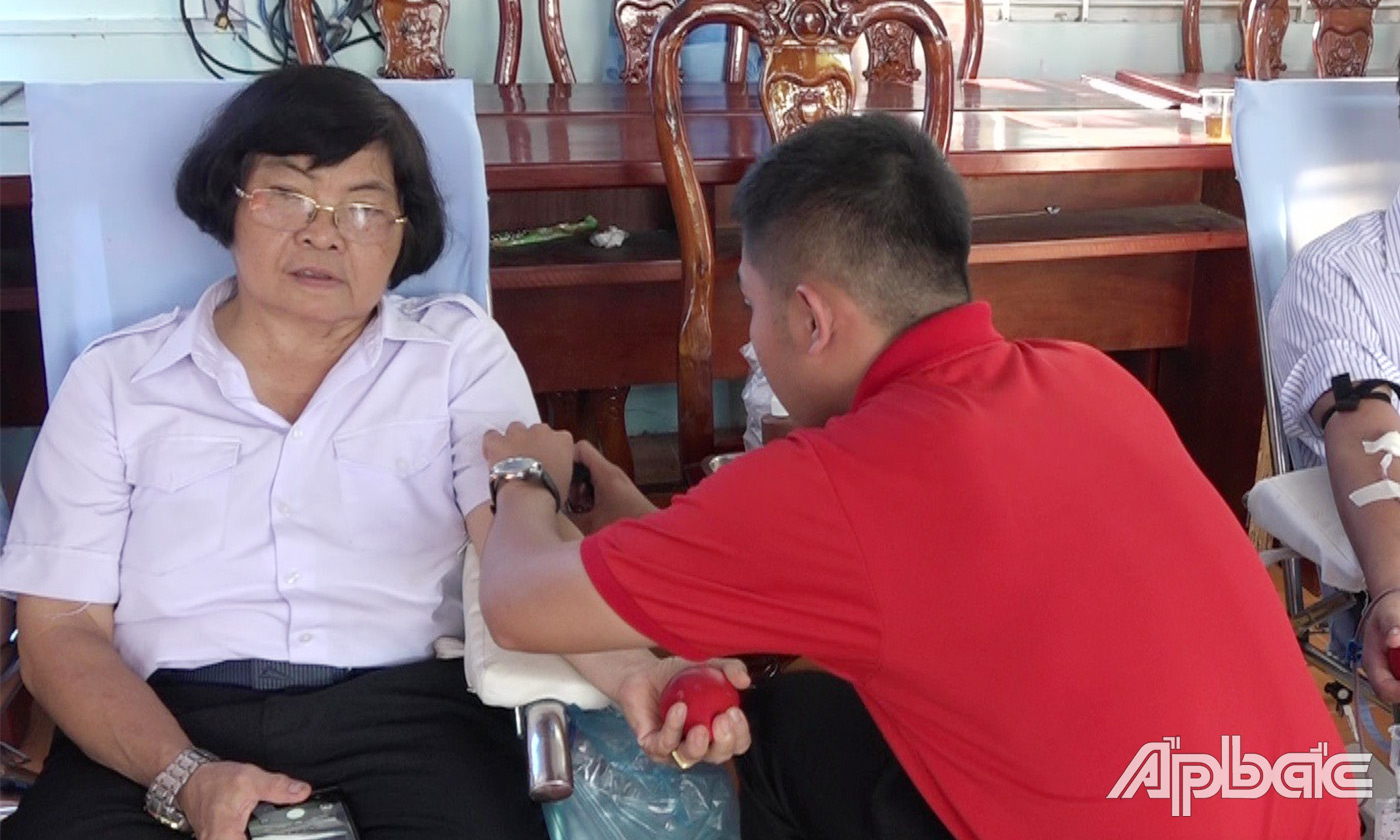 Nhiều cán bộ công chức và người dân huyện Gò Công Tây tình nguyện hiến máu