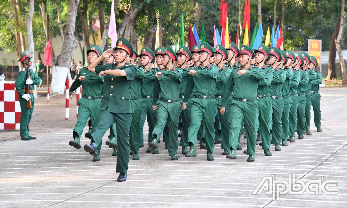 Duyệt đội ngũ trong Lễ Tuyên thệ chiến sĩ mới.