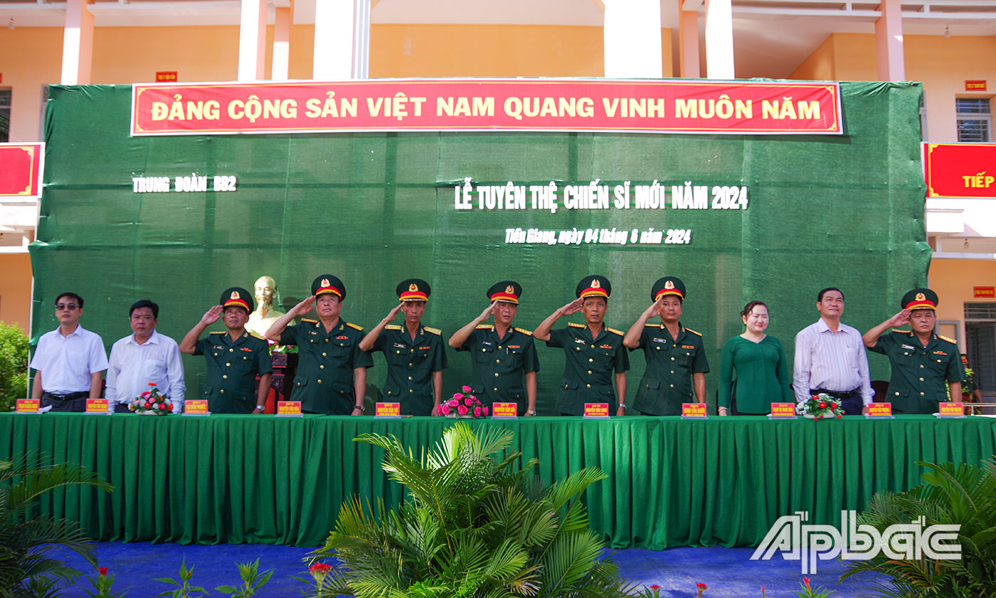 : Quang cảnh buổi lễ Tuyên thệ chiến sĩ mới tại Trung đoàn 2, Sư đoàn 8.