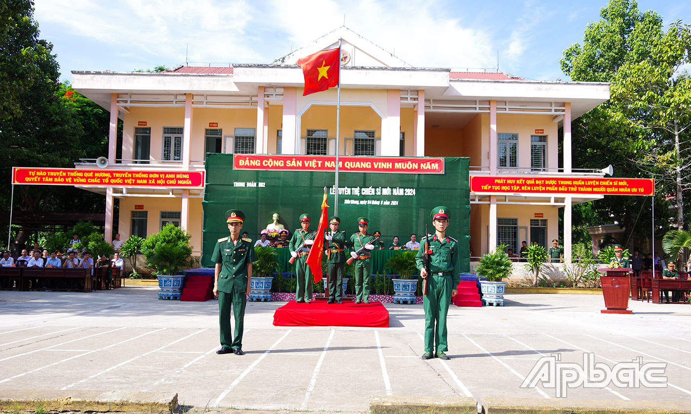 Chiến sĩ mới Tiểu đoàn 5, Trung đoàn 2 Tuyên thệ tại buổi lễ.              