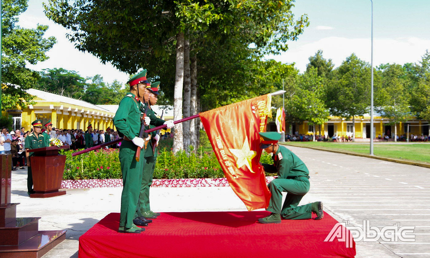 Binh nhì Lê Nguyễn Phương Nhật, chiến sĩ Trung đội 5, Đại đội 6, Tiểu đoàn 5, Trung đoàn 2, Sư đoàn 8 Tuyên thề dưới Quân kỳ Quyết thắng đơn vị.