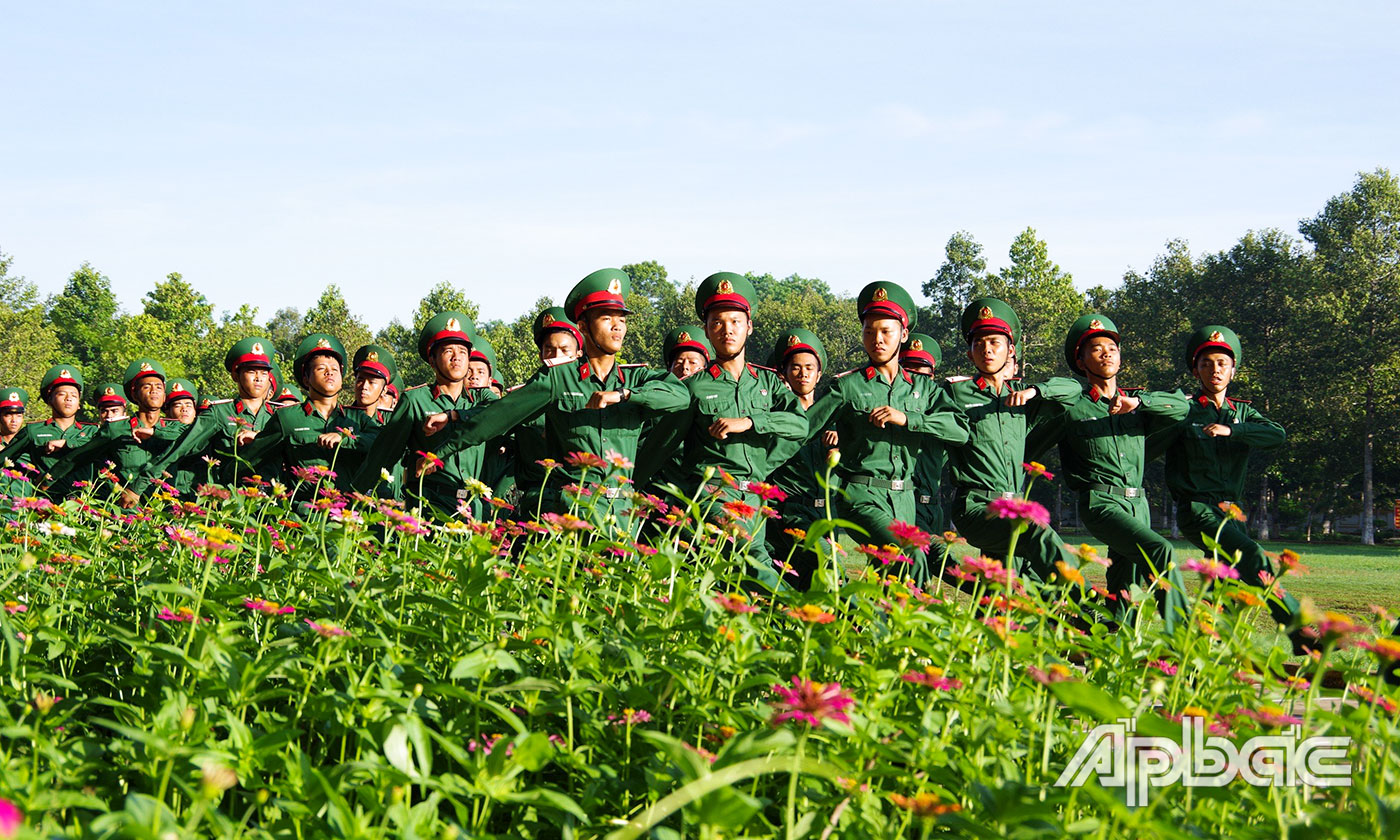 Chiến sĩ mới Tiểu đoàn 5, Trung đoàn 2, Sư đoàn 8 duyệt điều lệnh đội ngũ tại Lễ Tuyên thệ