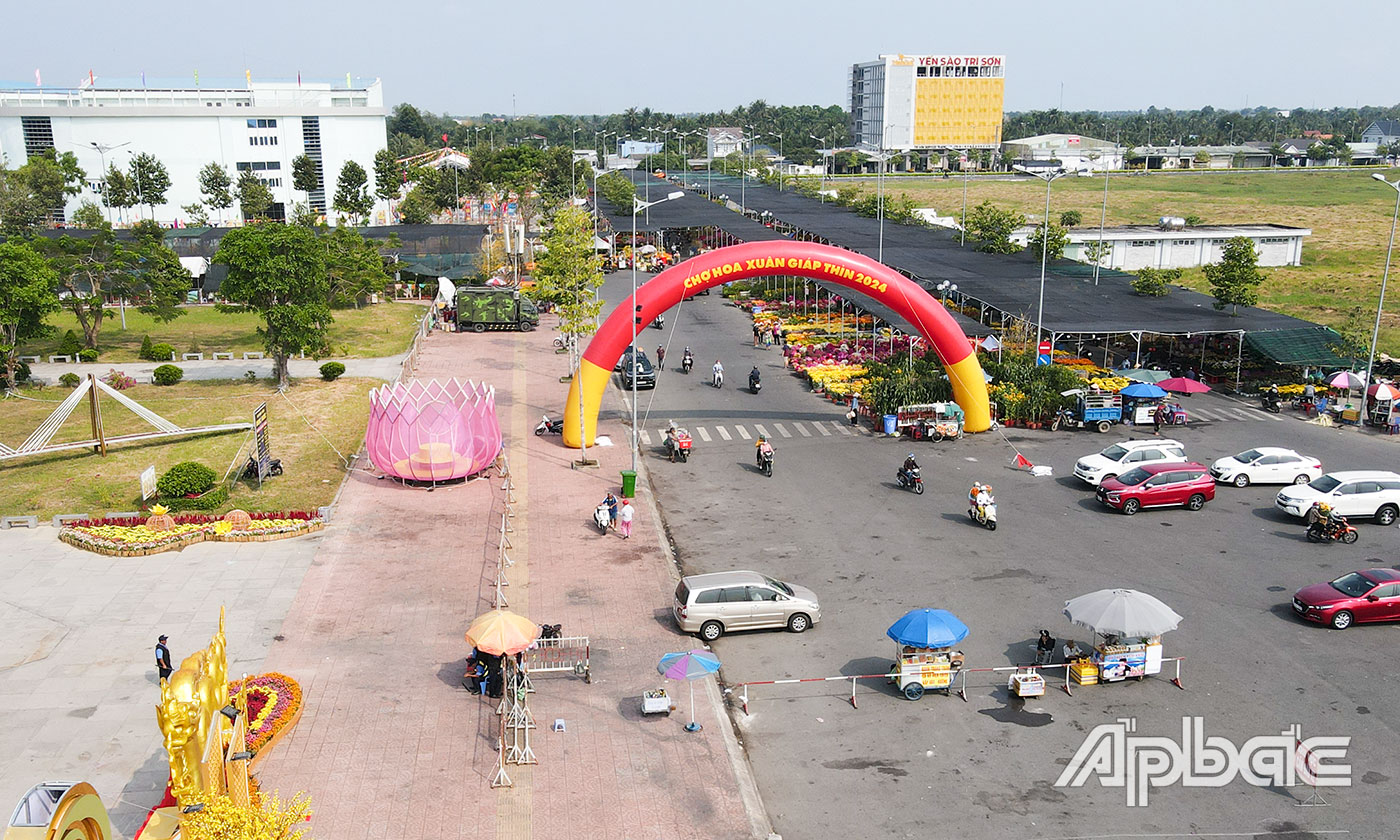  Chợ hoa xuân tại khu vực Quảng trường Hùng Vương không bảo đảm các điều kiện về an toàn giao thông và phòng, cháy chữa cháy khi xảy ra sự cố.