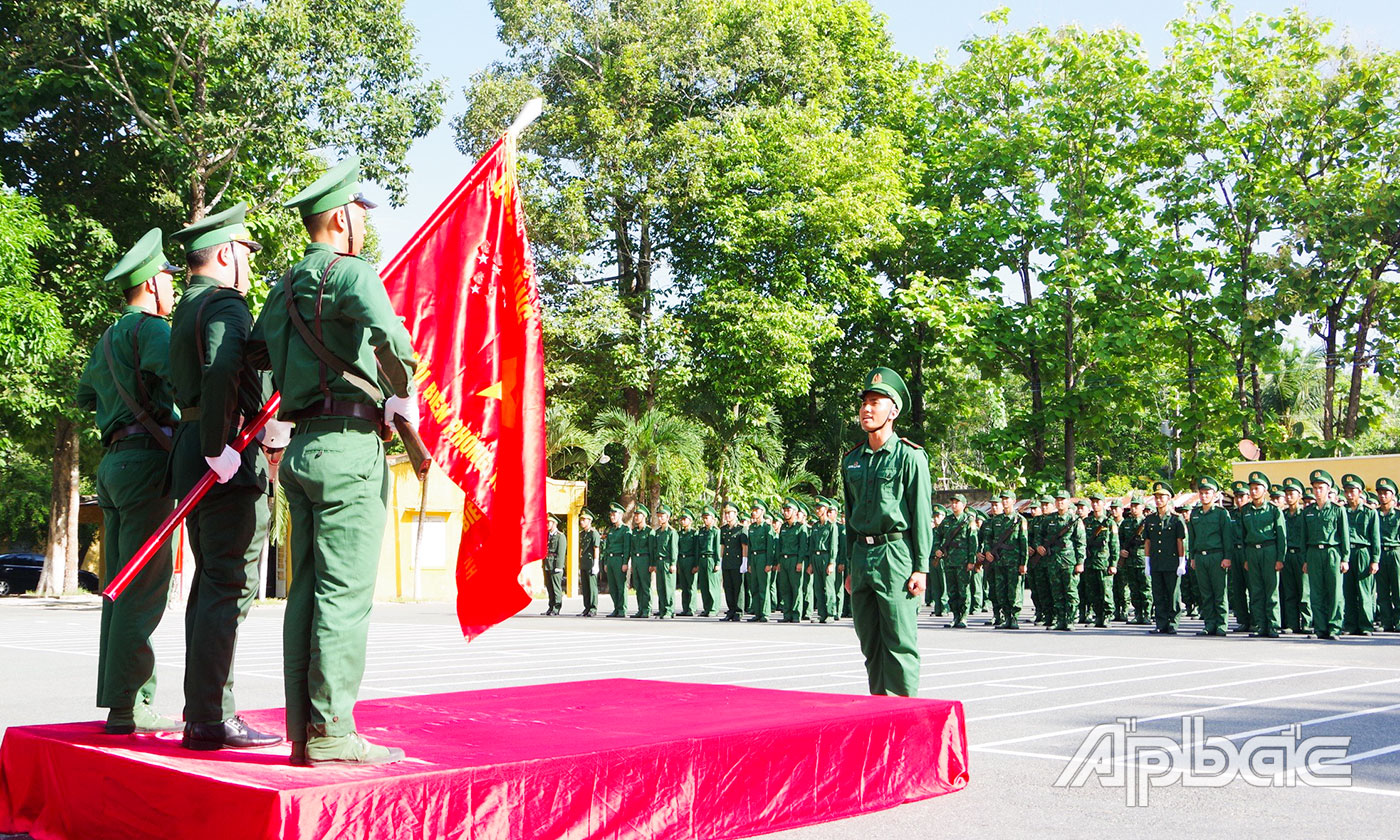 Chiến sĩ mới thực hiện nghi thức tuyên thệ.