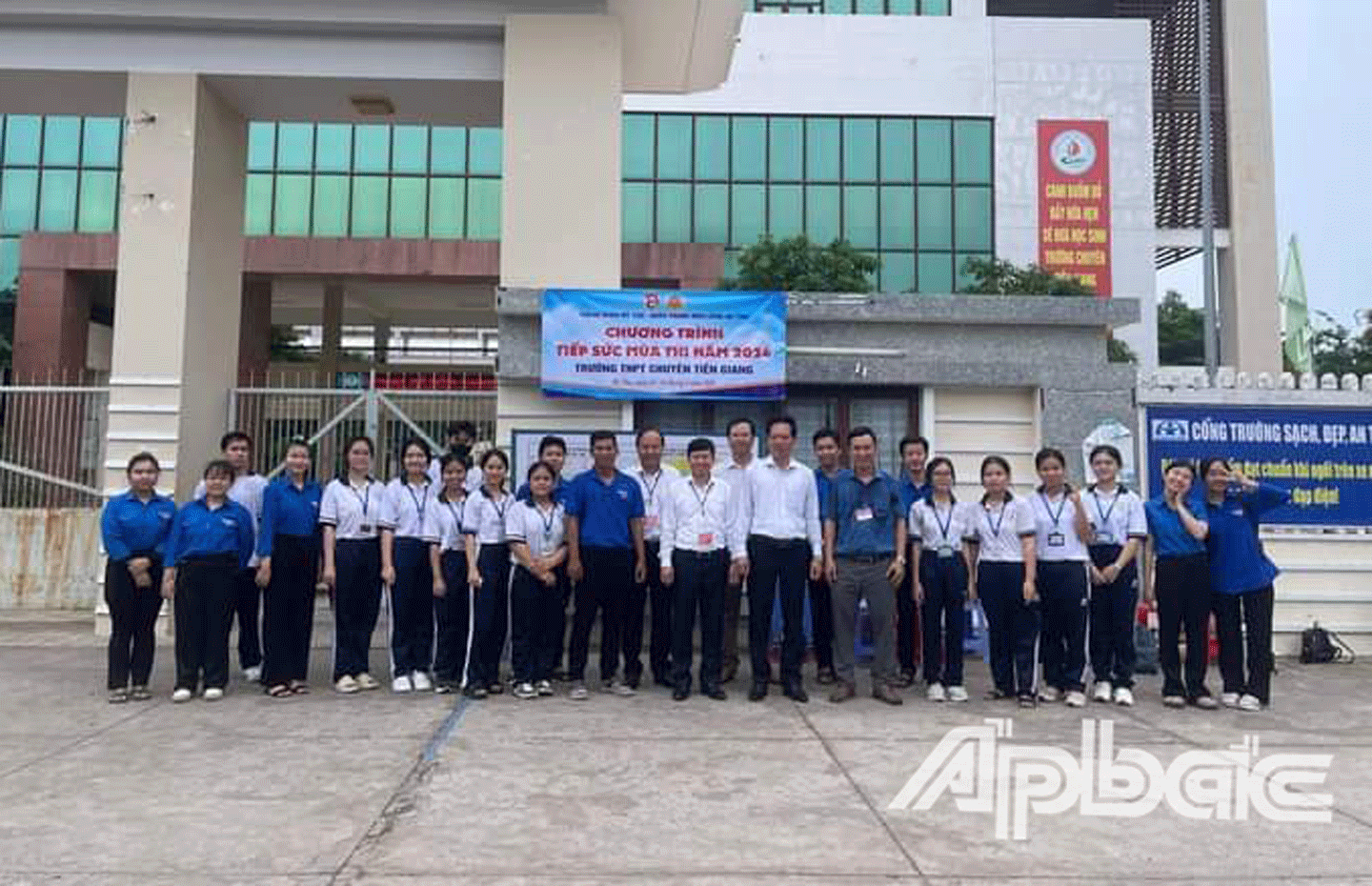 Phó Chủ tịch UBND tỉnh Nguyễn Thành Diệu  chụp ảnh lưu niệm với thanh niên tình nguyện ở Hội đồng thi Trường THPT Chuyên Tiền Giang. 