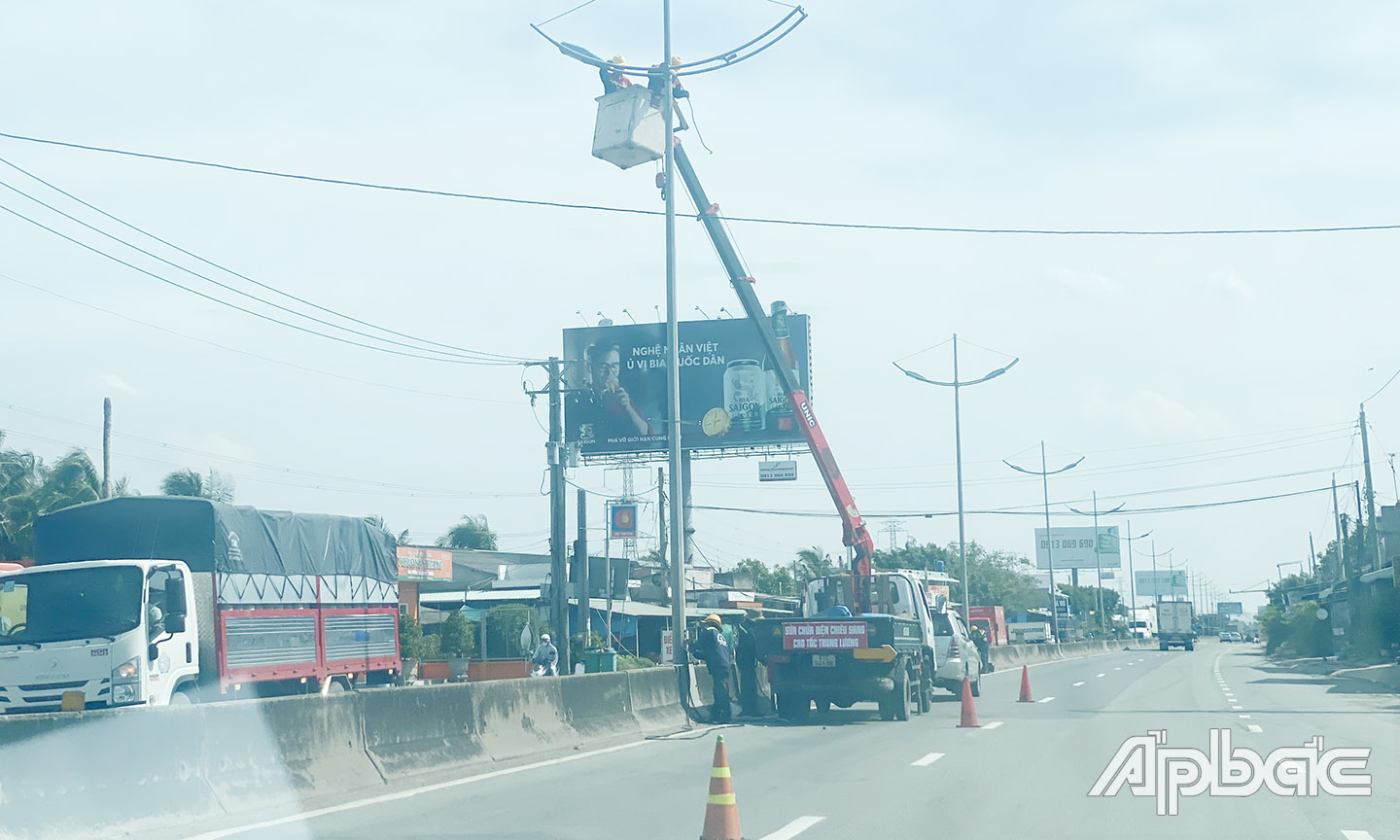 Thi công đèn chiếu sáng trên đường dẫn vào cao tốc Trung Lương - Mỹ Thuận.