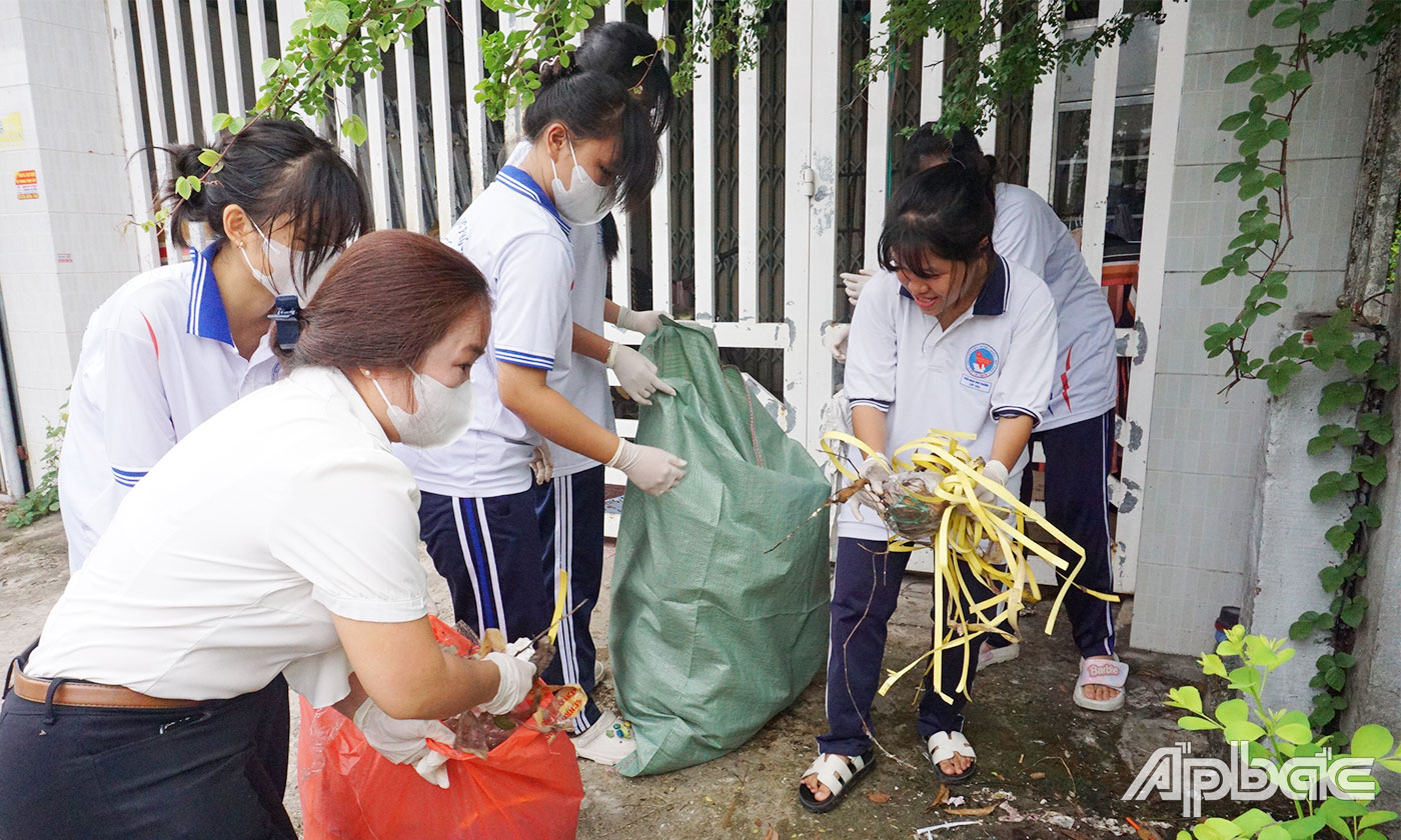 Cán bộ, các ngành, đoàn thể tỉnh và học sinh trên địa bàn TP. Mỹ Tho tích cực dọn vệ sinh, thu gom rác thải trên tuyến Đường 879 từ cầu Long Hòa đến chùa Phước Long Cổ Tự thuộc xã Đạo Thạnh