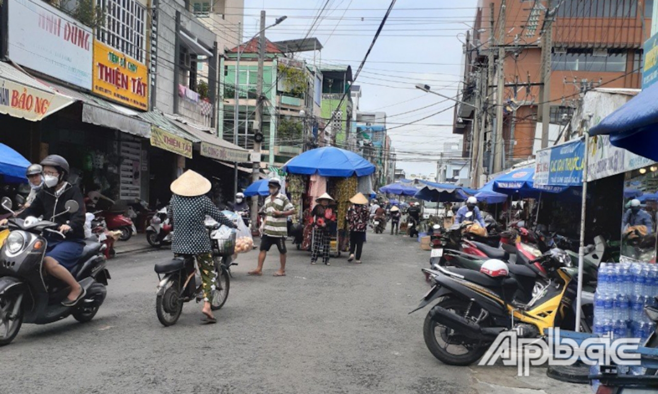 Người dân chiếm dụng lòng đường, vỉa hè họp chợ tự phát trên tuyến đường Nguyễn Huệ - Lê Thị Phỉ (TP. Mỹ Tho)