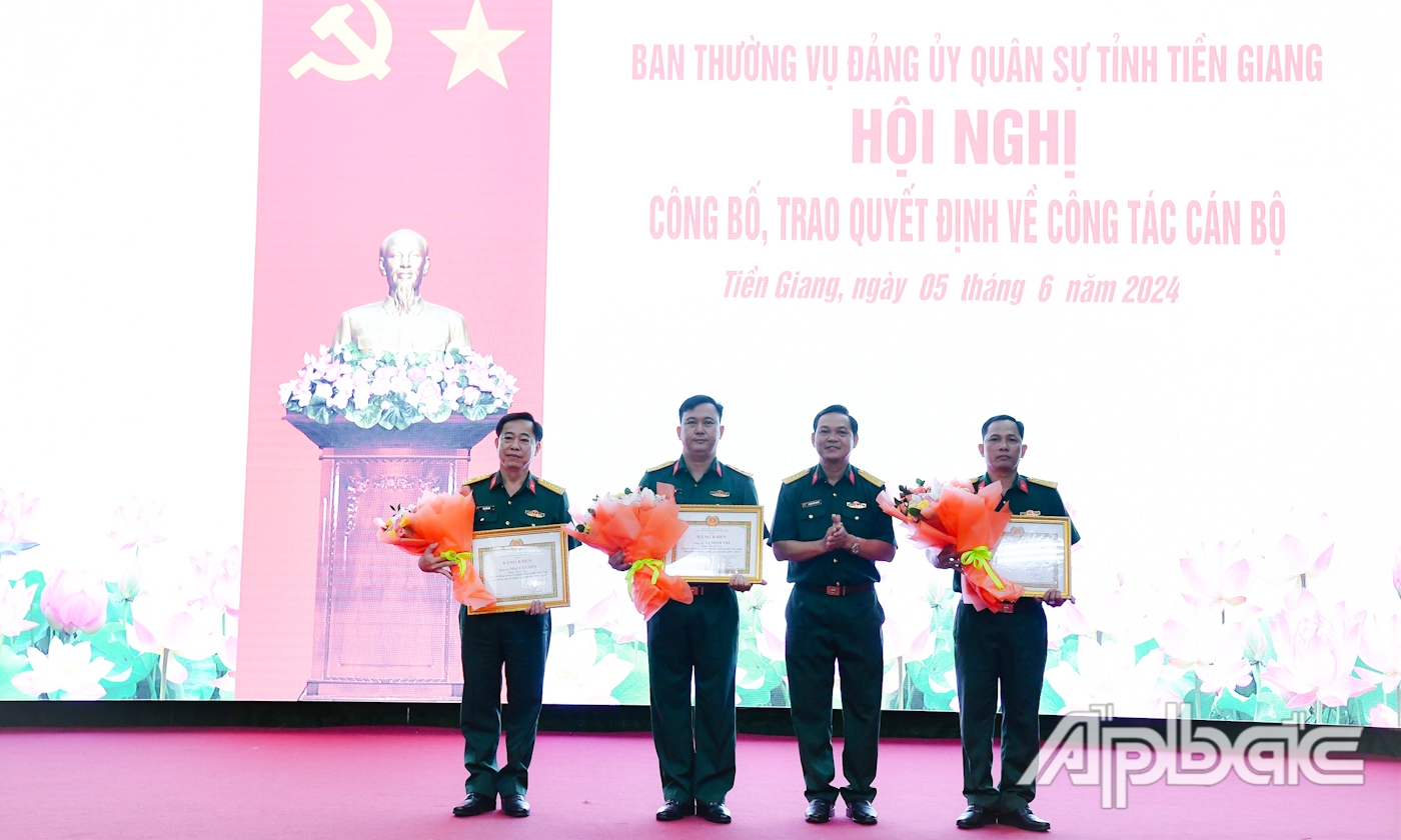 Đại tá Phạm Văn Thanh, Ủy viên Ban Thường vụ Tỉnh ủy, Chỉ huy trưởng Bộ Chỉ huy Quân sự tỉnh Tiền Giang trao Bằng khen cho các tập thể và cá nhân hoàn thành xuất sắc nhiệm vụ 5 năm liền (2019 - 2023).