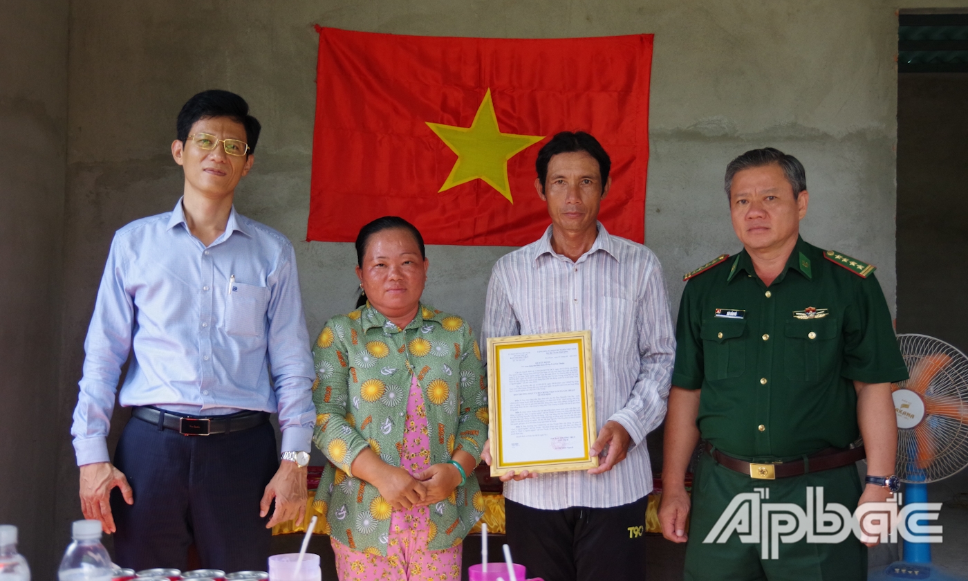 Đại tá Bùi Văn Vũ, Chính ủy BĐBP tỉnh và đại diện nhà tài trợ trao Quyết định bàn giao nhà Đại đoàn kết cho gia đình ông Hạ.