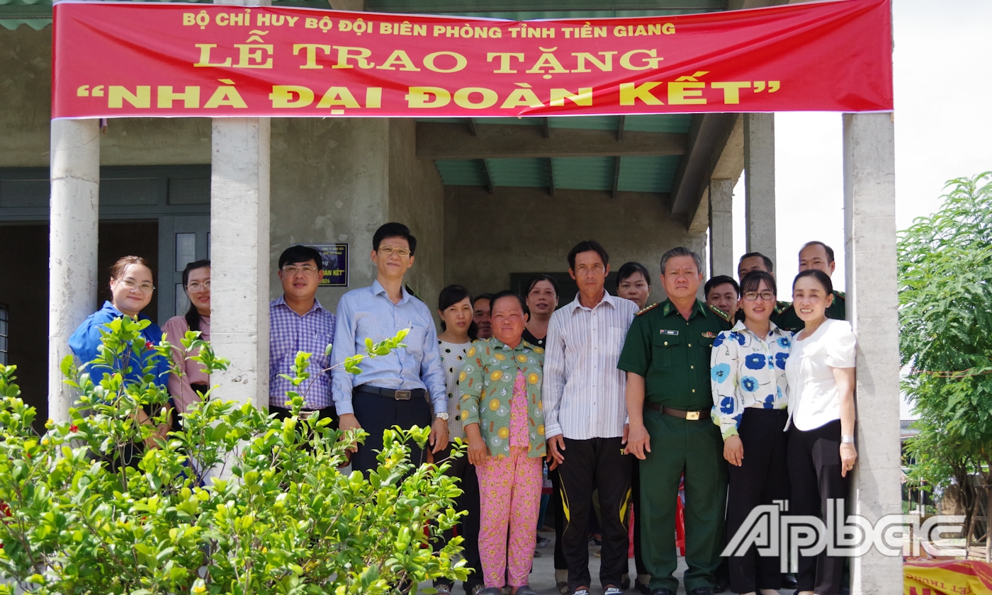 Các đơn vị chụp ảnh cùng với gia đình ông Hạ bên căn nhà mới.