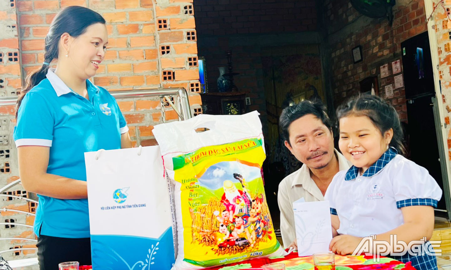 Chủ tịch Hội LHPN tỉnh Nguyễn Thị Kim Phượng thăm, tặng quà trẻ em có hoàn cảnh khó khăn.