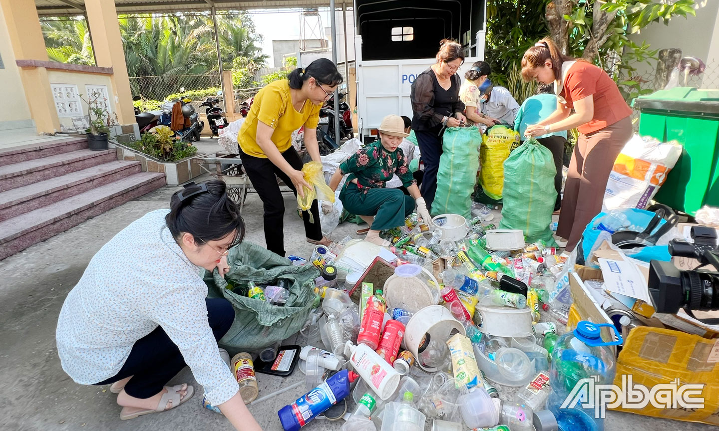 Mô hình “Đổi rác thải nhựa lấy quà” tại các Chi hội Phụ nữ đem lại hiệu quả thiết thực.