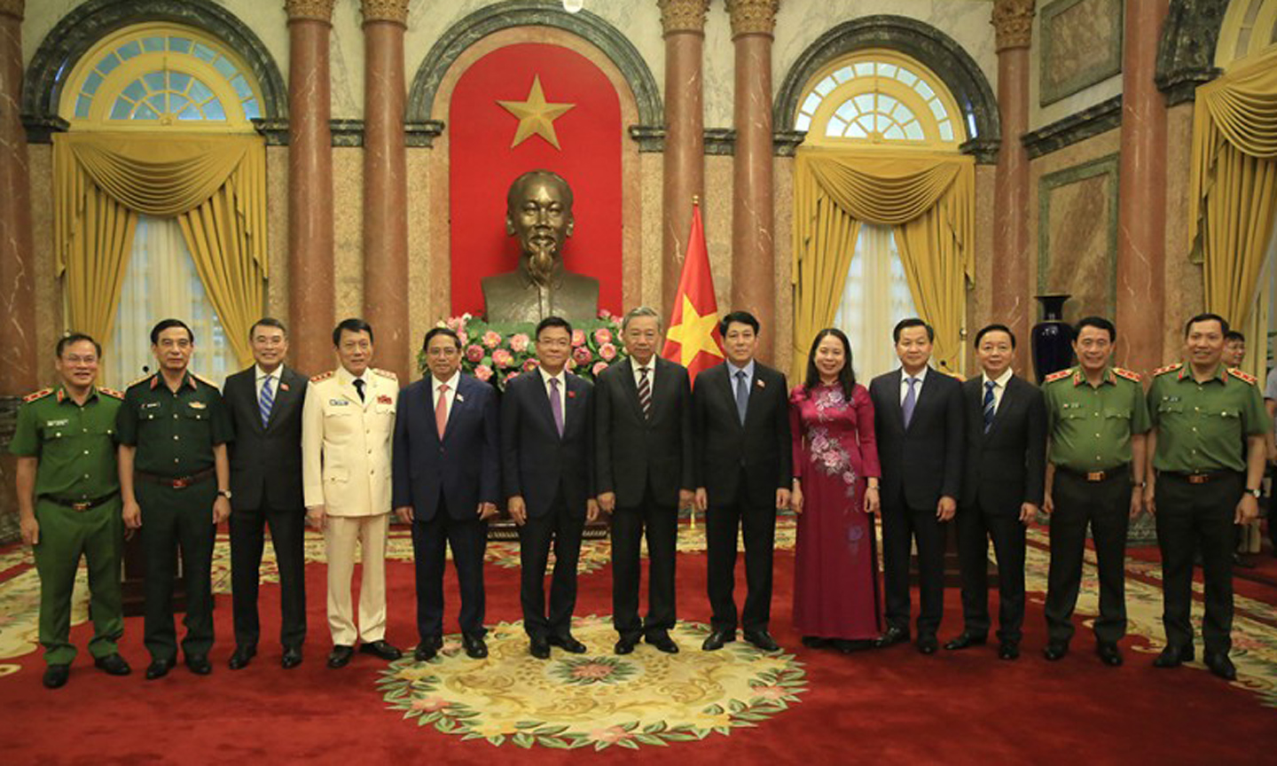 Delegates at the ceremony pose for a group photo. (Source: cand.com.vn).