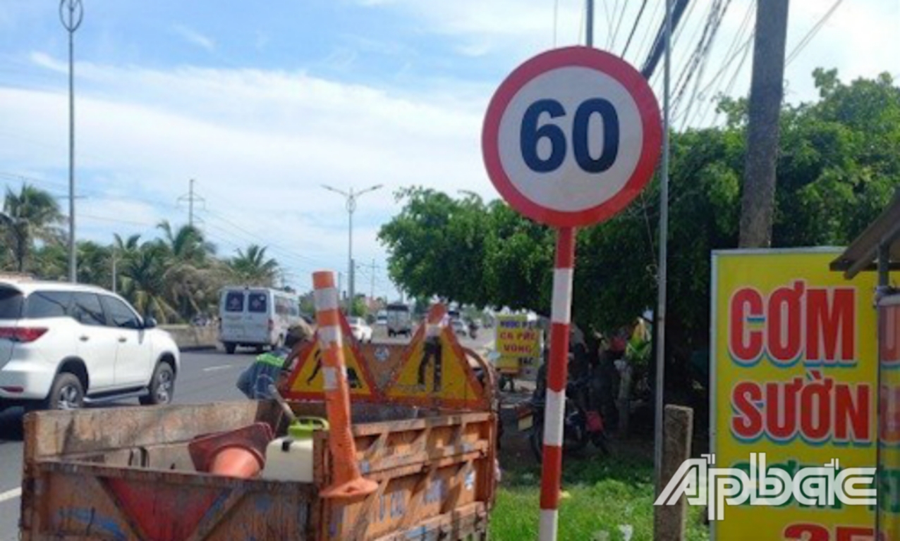 Biển báo hiệu giới hạn tốc độ tối đa cho phép 60 km/h (biển P.127) tại Km1964+950 (T).