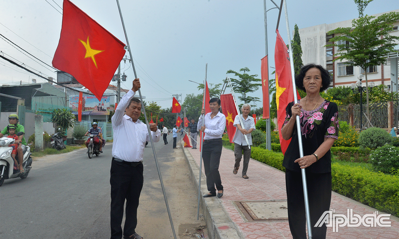 Chuẩn bị và thực hiện cấm các cây cờ trên tuyến đường Lê Việt Thắng.