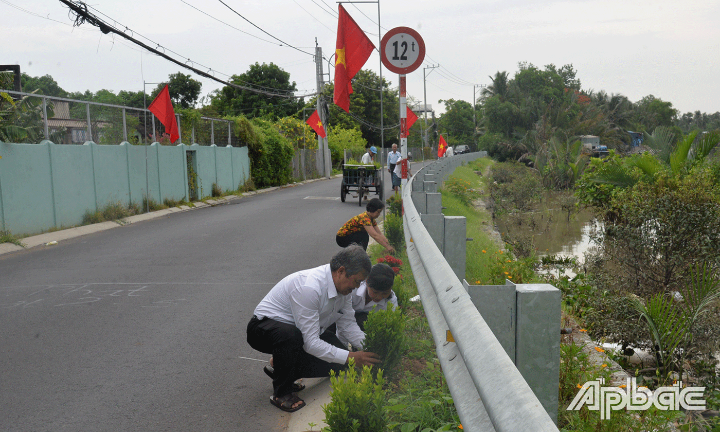 Trồng hoa trên tuyến đường Lê Việt Thắng.