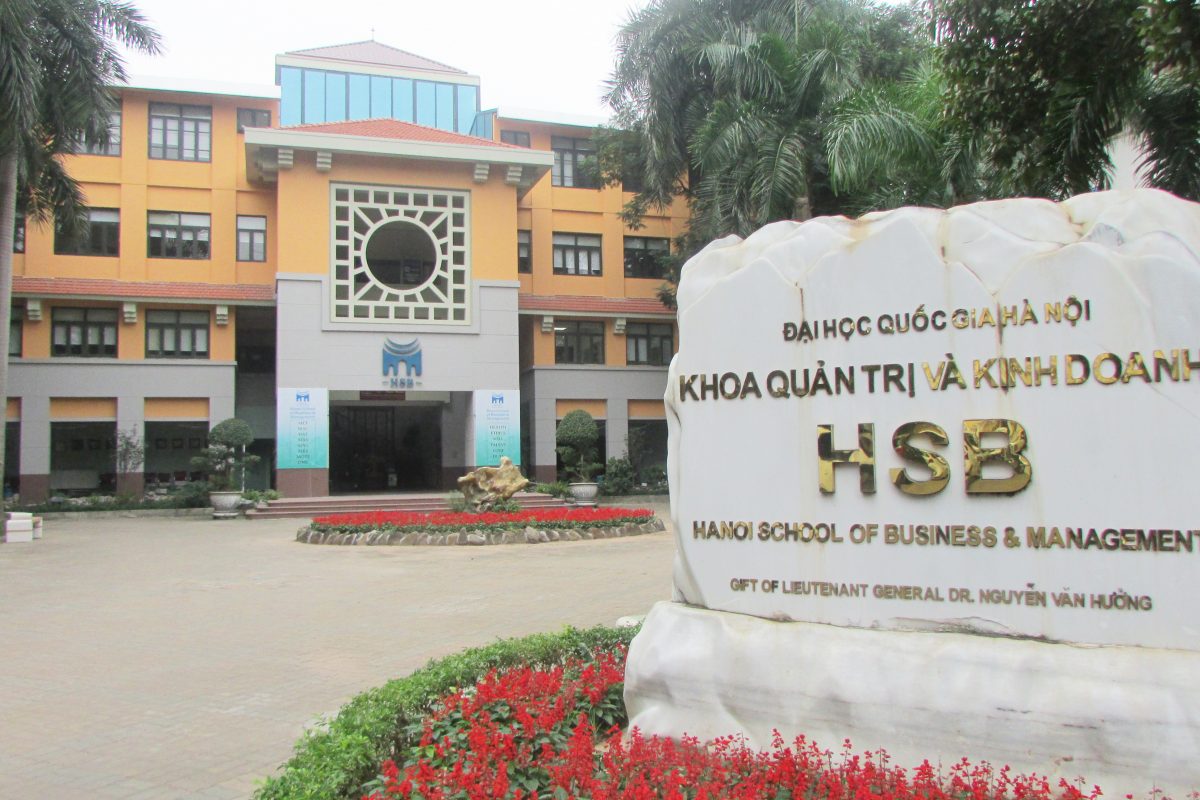 Trường Quản trị và Kinh doanh, Đại học Quốc gia Hà Nội đưa ra điều kiện xét tuyển đối với thí sinh nữ phải cao từ 1m58, nam từ 1m65, thể lực tốt, thị giác tốt. Ảnh: HSB.