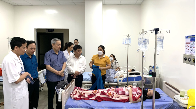 Lãnh đạo Cục An toàn thực phẩm (Bộ Y tế) thăm, động viên nạn nhân ngộ độc thực phẩm điều trị tại bệnh viện.