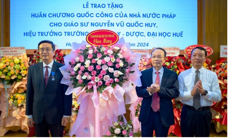 Lãnh đạo tỉnh Thừa Thiên Huế và Thành phố Huế tặng lẵng hoa chúc mừng GS.TS. Nguyễn Vũ Quốc Huy đón nhận Huân chương cao quý này.