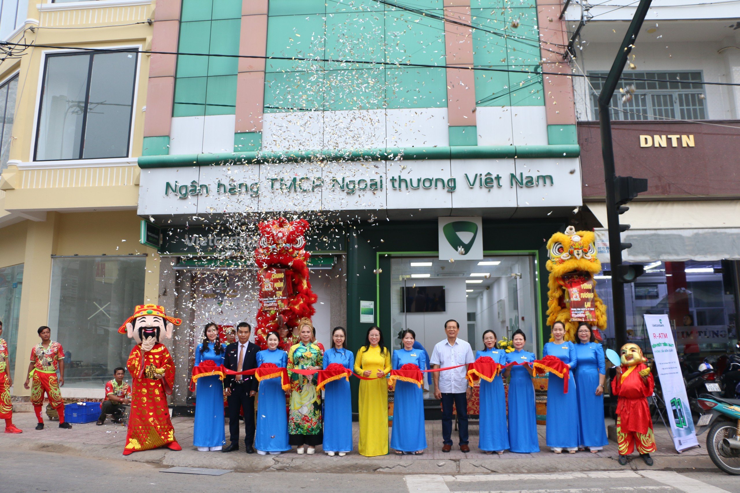 (Bà Nguyễn Thị Tuyết – Giám đốc Vietcombank Tiền Giang (thứ 6 từ trái qua), ông Lê Văn Diễn – Trưởng phòng giao dịch Gò công (thứ 2 từ trái qua) cùng khách hàng thân thiết cắt băng khai trương)