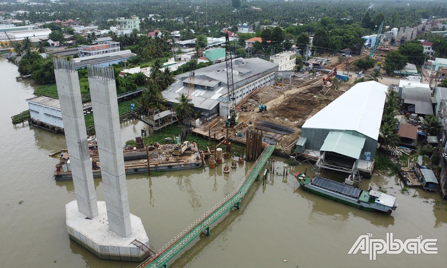 Cầu Rạch Miễu 2 phía bờ Tiền Giang đang dần hiện rõ.