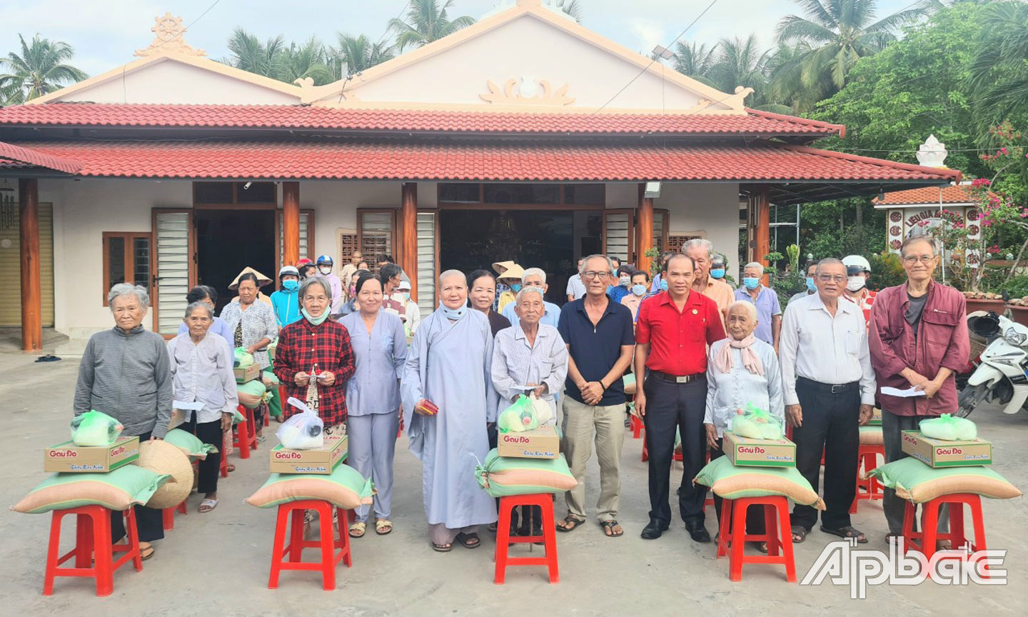 Hội CTĐ huyện Chợ Gạo phối hợp với các đơn vị trao quà cho các cụ già neo đơn có hoàn cảnh đặc biệt khó khăn. 