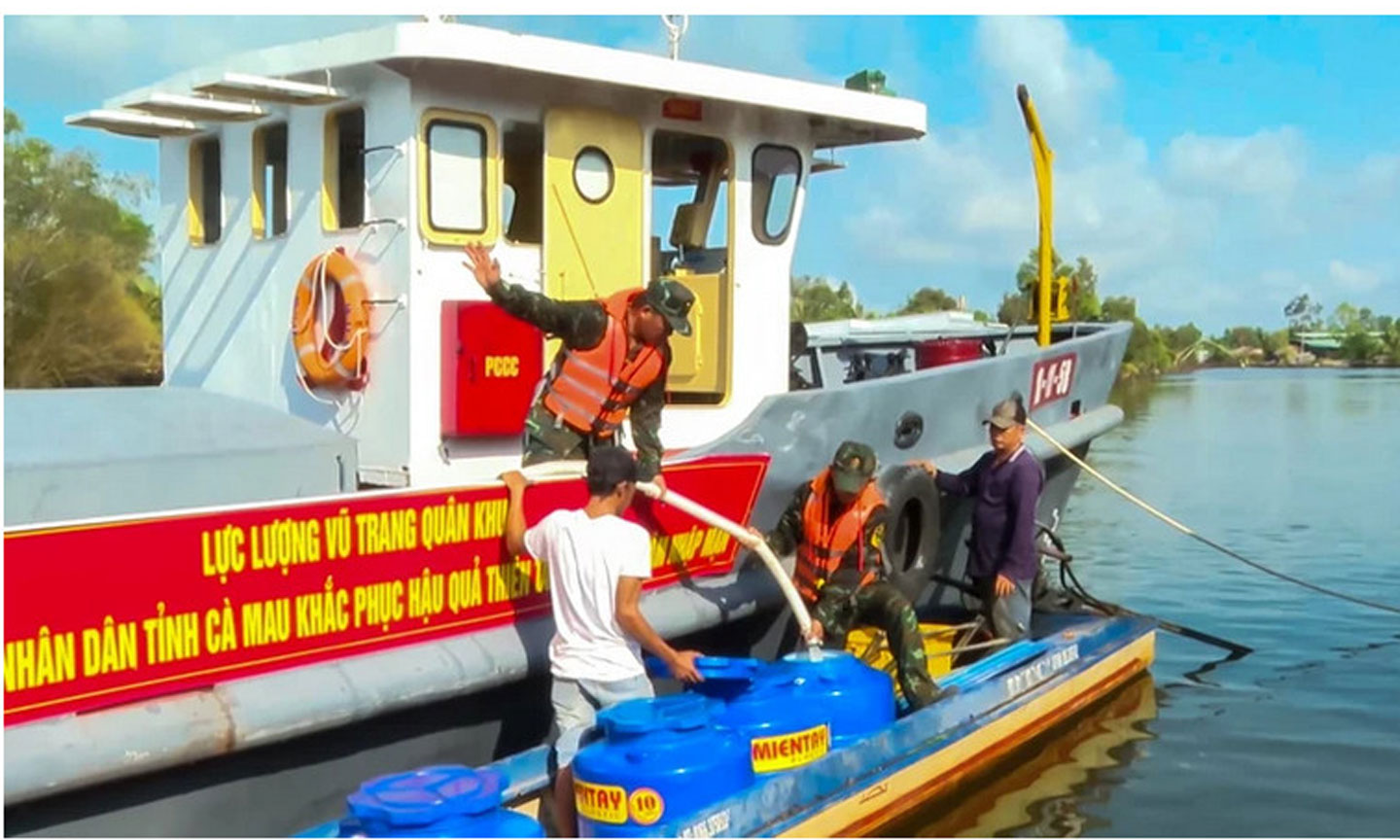 Lực lượng vũ trang Quân khu 9 vận chuyển nước ngọt hỗ trợ người dân. Ảnh: LÊ PHƯƠNG 