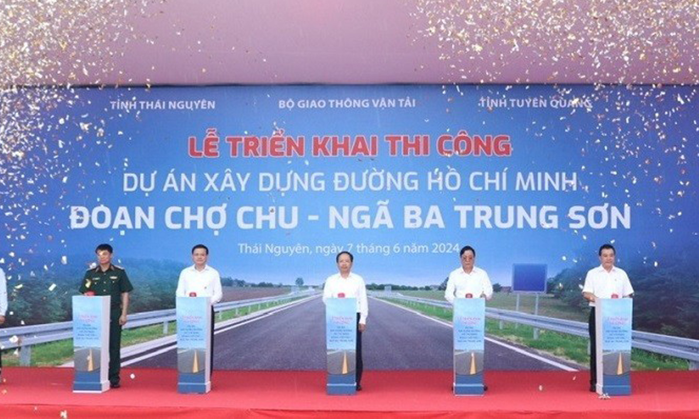 ABO/NDO- The construction of the Cho Chu - Trung Son Junction section, the final sub-project of the Ho Chi Minh Highway, was commenced at a ceremony held by the Ministry of Transport on June 7. 