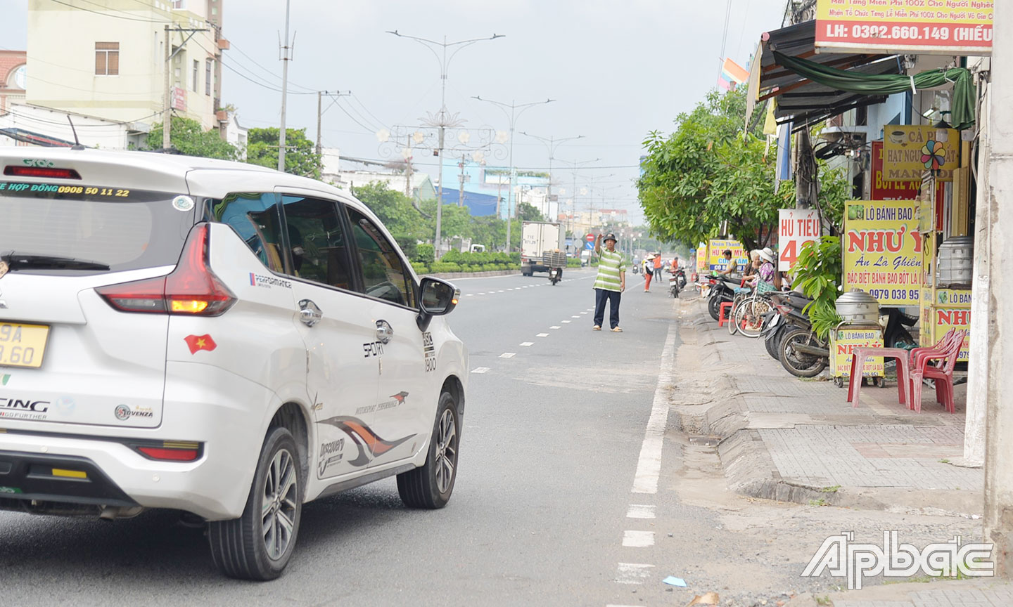 Nhân viên các quán ăn đầu đường Ấp Bắc (Quốc lộ 60, phường 10, TP. Mỹ Tho) thường xuyên lao ra đường  chặn xe, đón khách. 