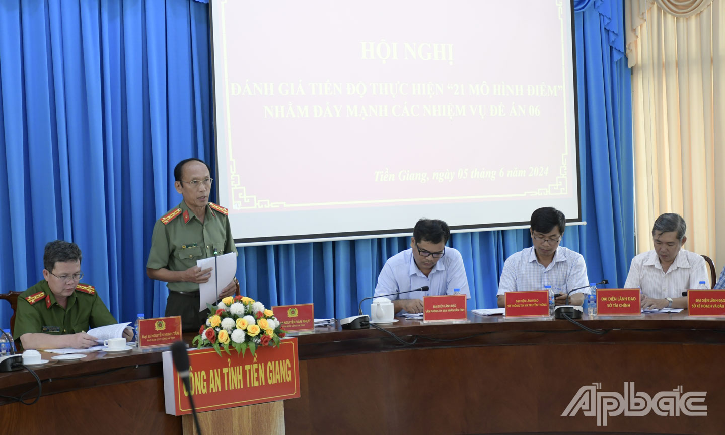3. Oberst Nguyen Van Nhut, Direktor der Provinzpolizei und ständiger stellvertretender Leiter der Arbeitsgruppe zur Umsetzung des Projekts 06 in der Provinz, leitete und schloss die Konferenz ab.  Trong Tins Foto