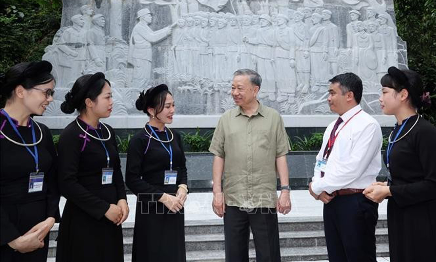 President To Lam (3rd from right) meets with ethnic people in Cao Bang province on June 9, standing before the bas-relief of 34 soldiers of the Propaganda Unit of the Liberation Army in Tran Hung Dao Forest, a special national relic in Tam Kim commune of Nguyen Binh district. (Photo: VNA).