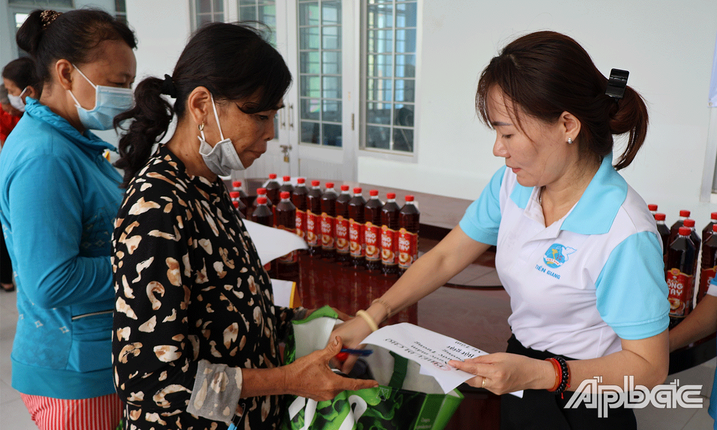 Chủ tịch Hội LHPN huyện Chợ Gạo Đặng Thị Minh Khai tặng quà cho phụ nữ.