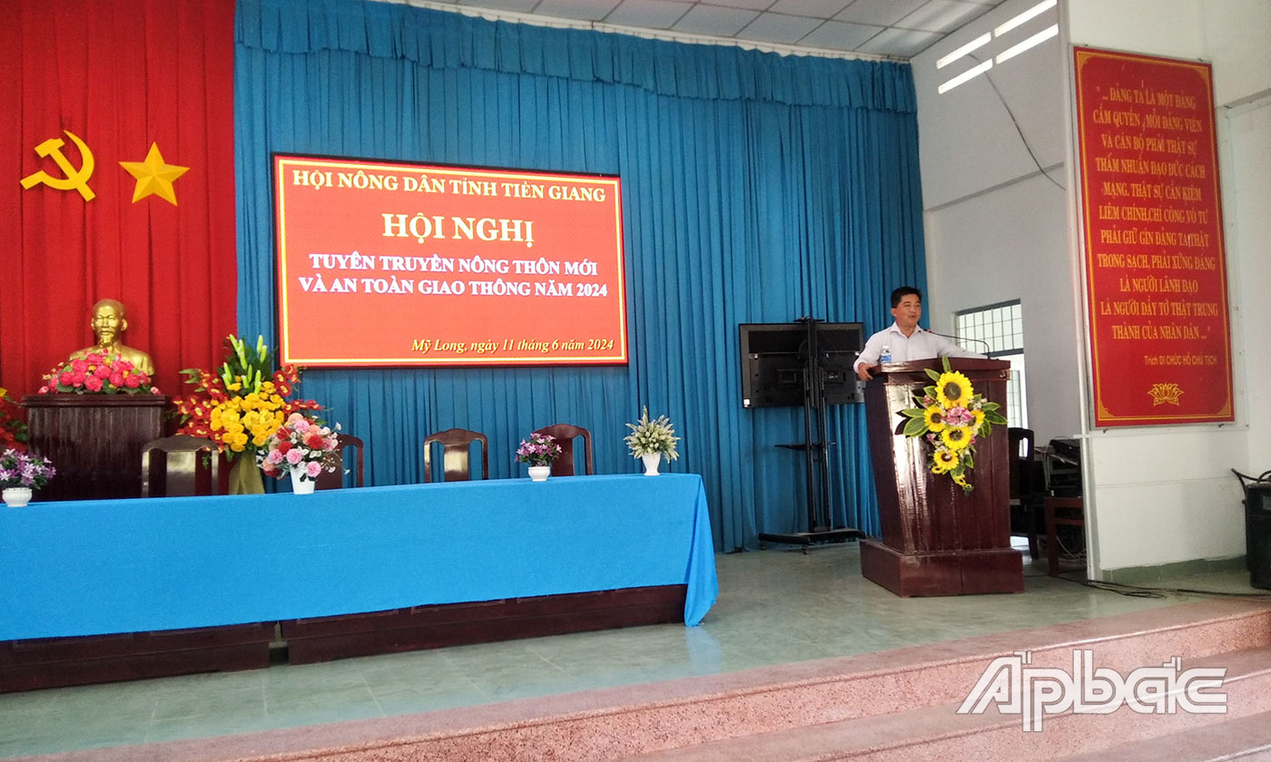 Phó Chủ tịch Hội Nông dân tỉnh Tiền Giang Phạm Văn Toàn phát biểu tại hội nghị tuyên truyền tại xã Mỹ Long (huyện Cai Lậy)