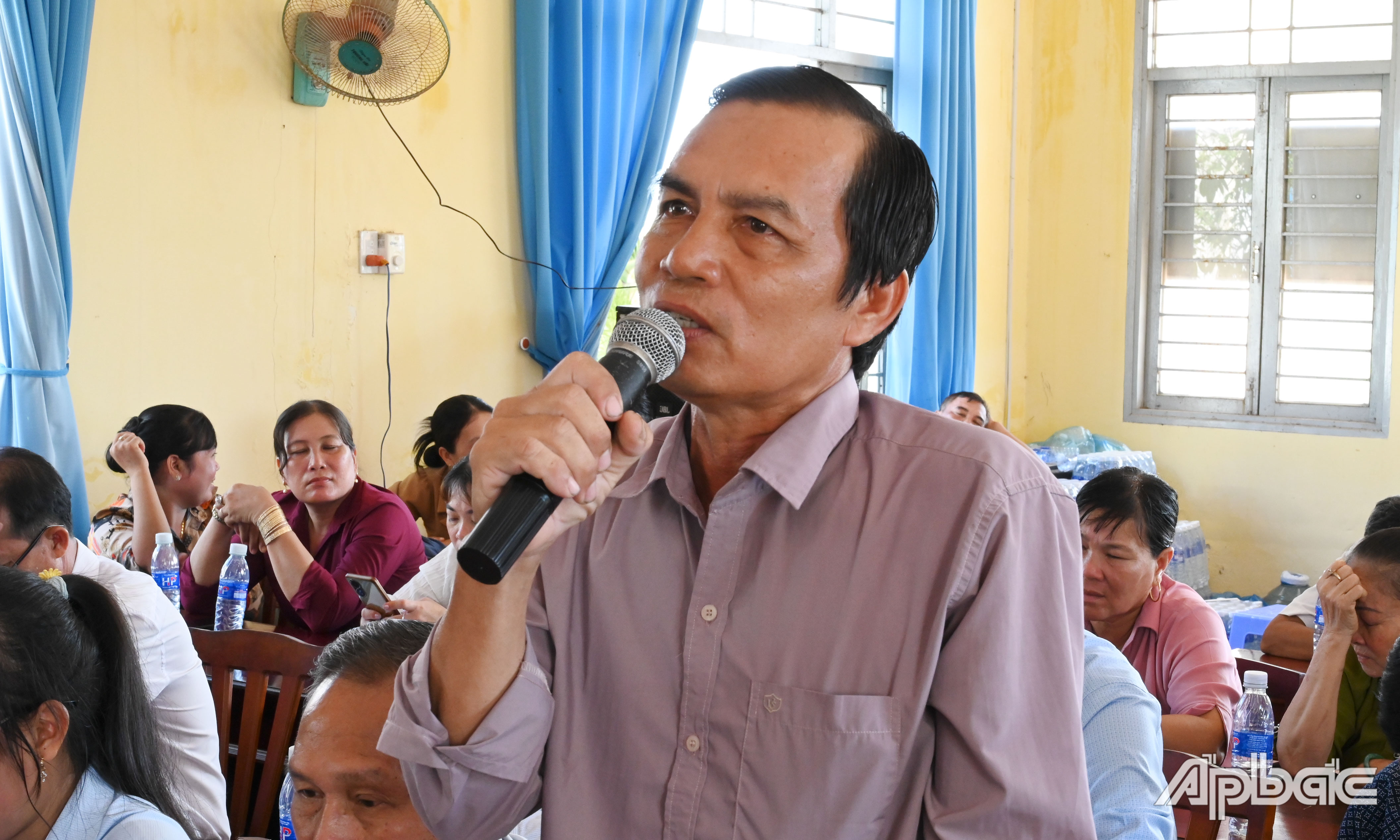 Cử tri phát biểu kiến nghị với tổ đại biểu HĐND tỉnh, huyện.    