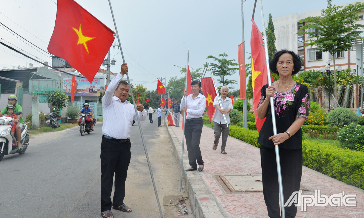 Ra mắt mô hình “Tuyến đường hoa, cờ hoa sáng - xanh - sạch - đẹp” trên tuyến đường Lê Việt Thắng, khu phố 7, phường 5, TP. Mỹ Tho.